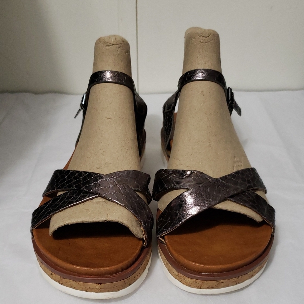 Volatile Pewter Metallic Strappy Flat Sandals 9